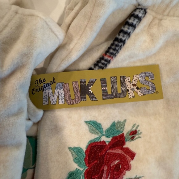 Muk Luks White Pajama / Sweats Set with Red Floral Design NWT - Picture 12 of 16